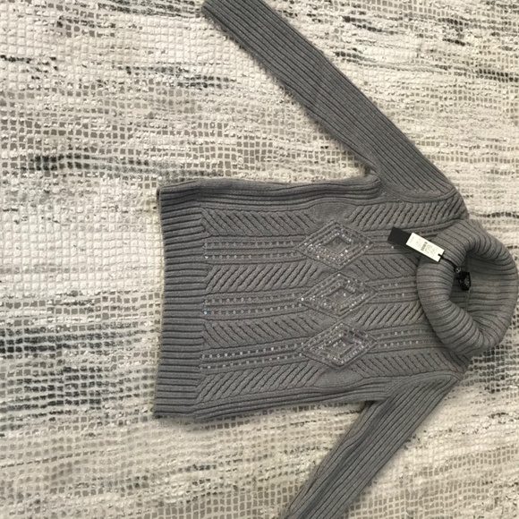 sweater - Picture 3 of 3